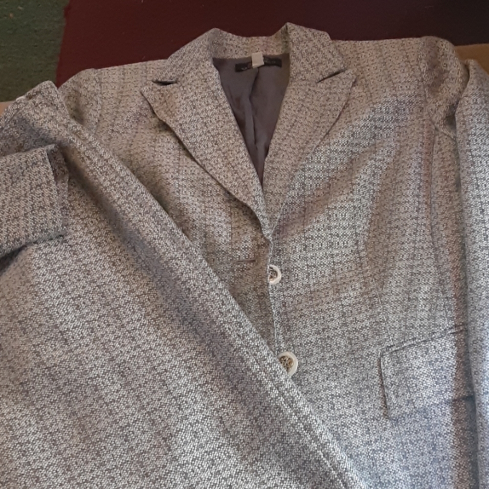 Skirt suit